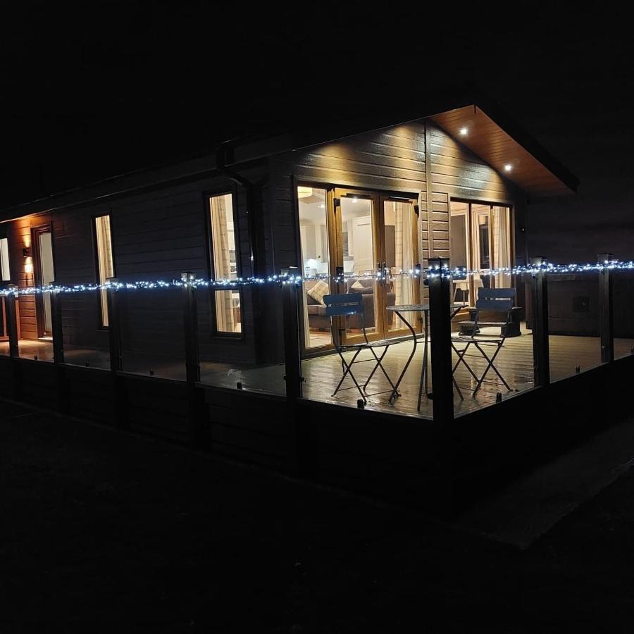 Luxury Family Beechwood Lodge With Hot Tub Lochwinnoch المظهر الخارجي الصورة