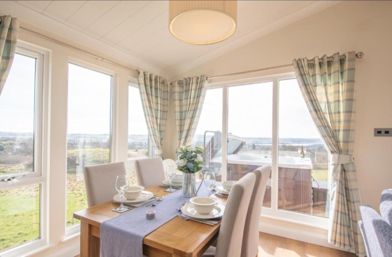Luxury Family Beechwood Lodge With Hot Tub Lochwinnoch المظهر الخارجي الصورة