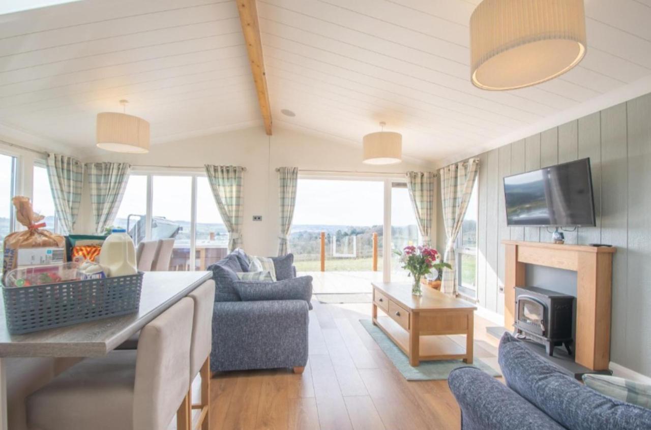 Luxury Family Beechwood Lodge With Hot Tub Lochwinnoch المظهر الخارجي الصورة