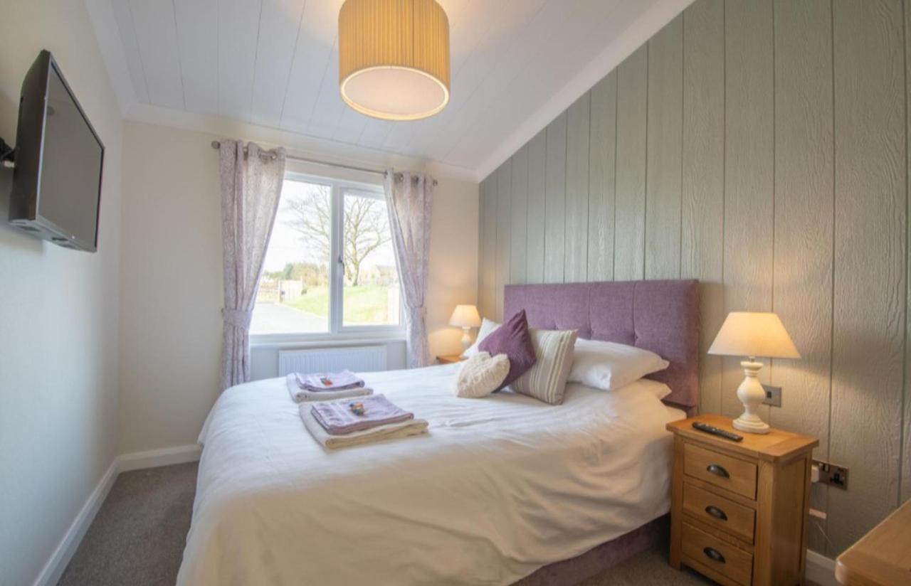 Luxury Family Beechwood Lodge With Hot Tub Lochwinnoch المظهر الخارجي الصورة