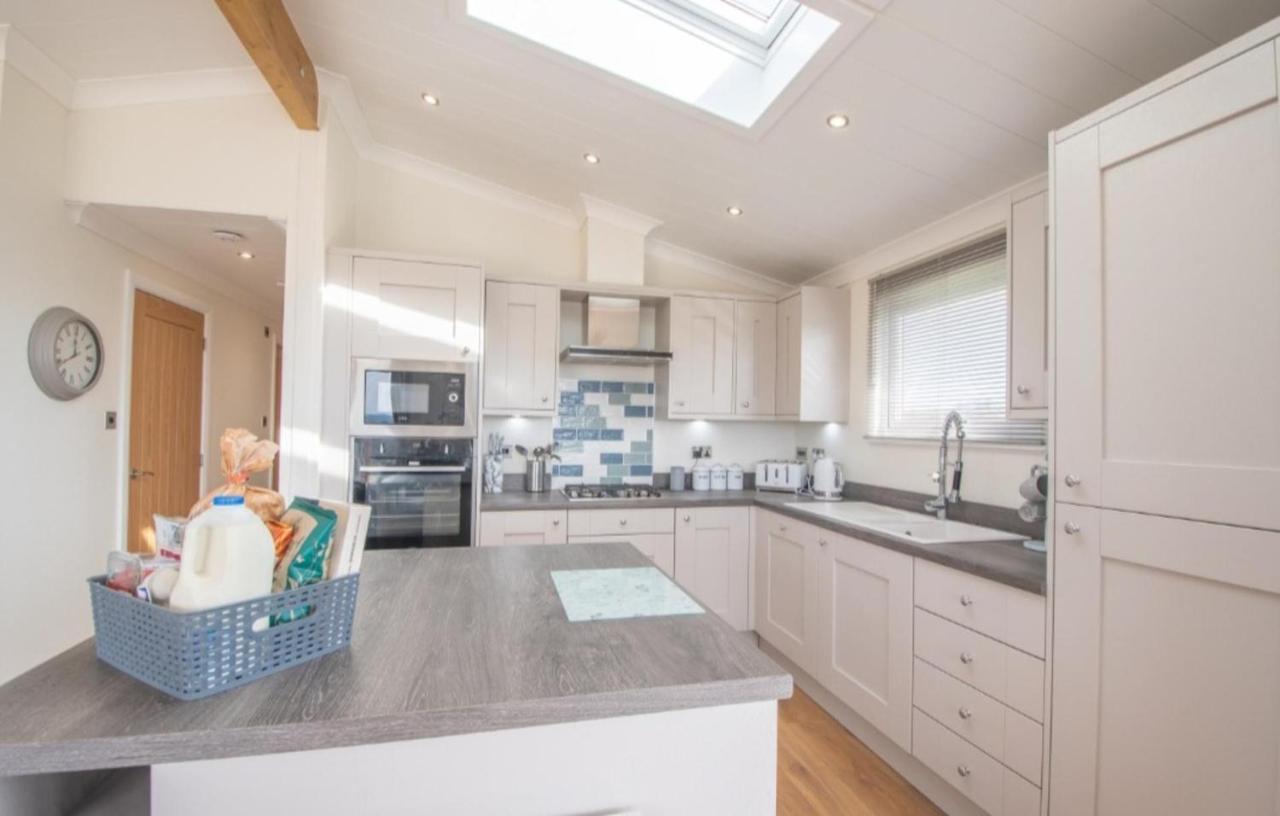 Luxury Family Beechwood Lodge With Hot Tub Lochwinnoch المظهر الخارجي الصورة