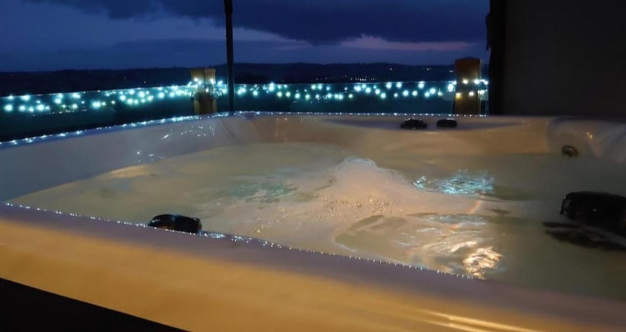 Luxury Family Beechwood Lodge With Hot Tub Lochwinnoch المظهر الخارجي الصورة